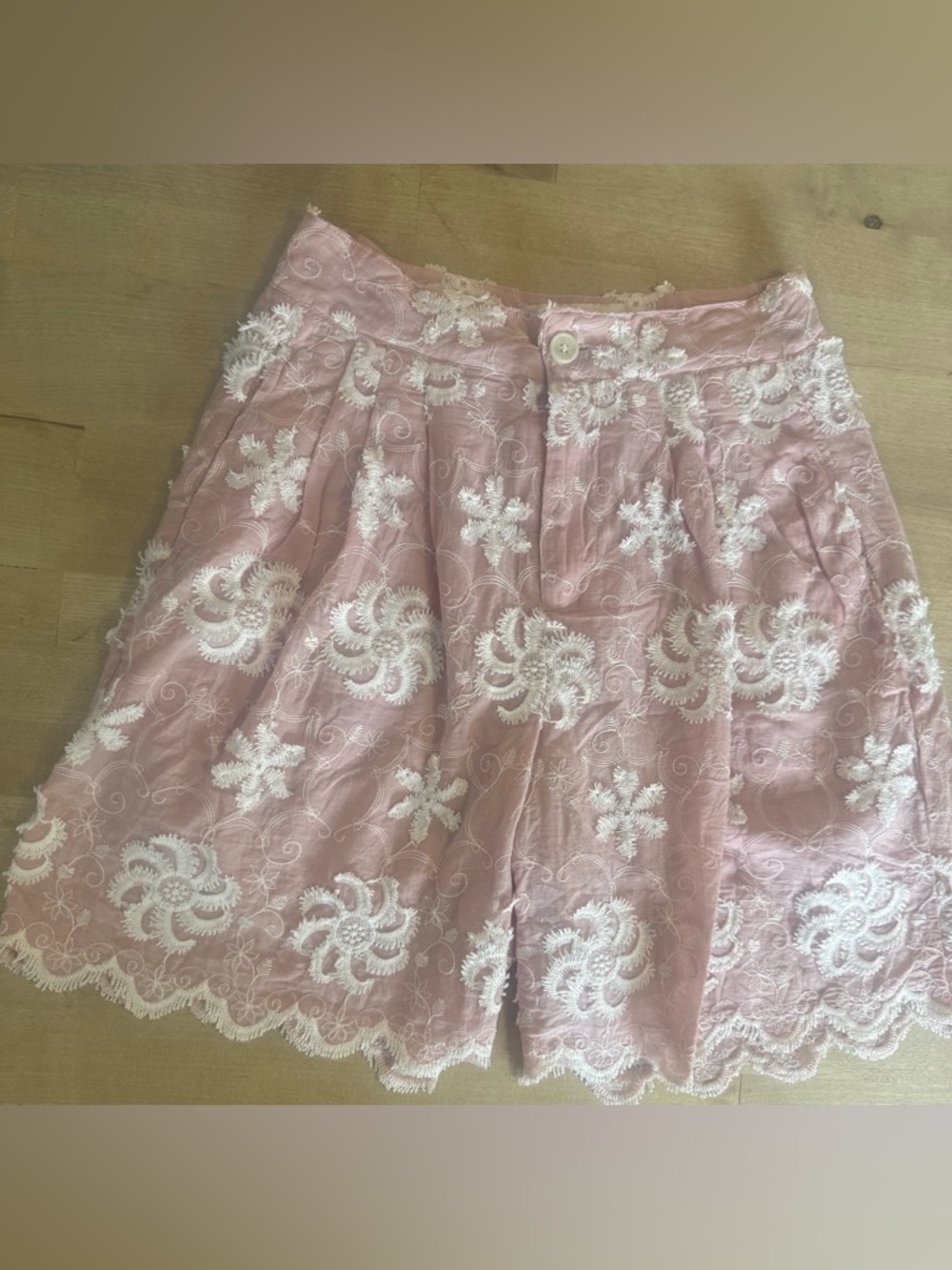 Lizette Collection Women's Pink scalloped Embroidered Shorts